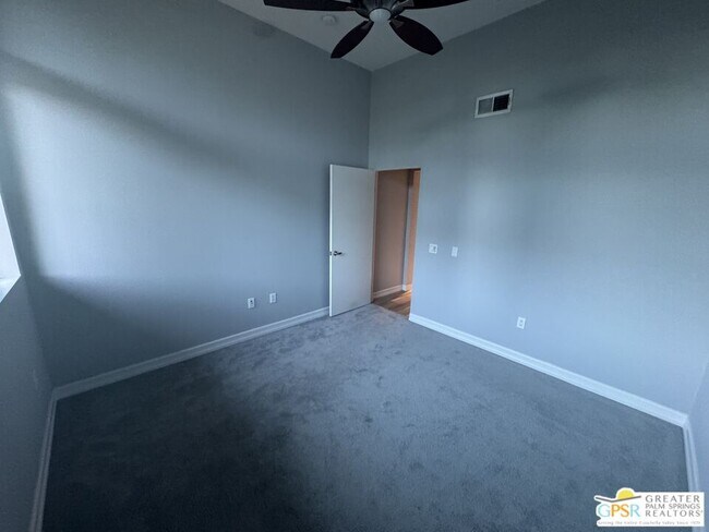 Building Photo - 810 E Palm Canyon Dr