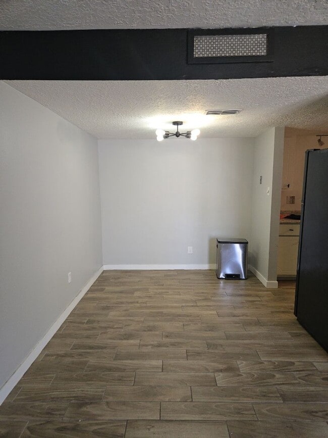 Building Photo - 8333 Comanche Rd NE