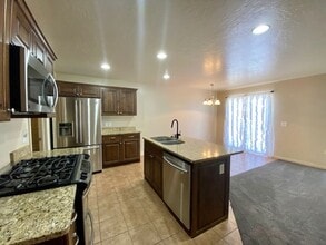 Building Photo - LARGE TOWNHOME AVAILABLE FOR RENT!