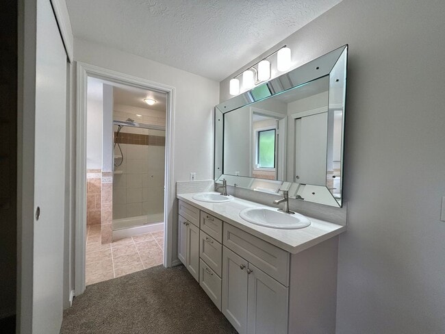 Building Photo - Beautiful 4BD Home | Fireplace, Fenced Backyard, Deck, Garage & A/C