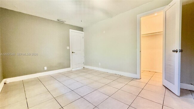 Building Photo - 320 Holloway Dr