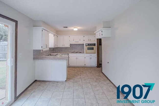 Building Photo - Charming 3-Bedroom Home in Moore with Spac...