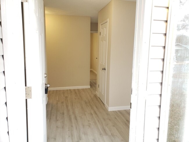 Building Photo - SPACIOUS 3 BEDROOM 2 BATH AVAILABLE NOW!!