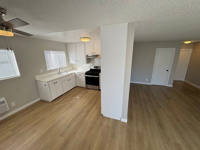 Building Photo - 5361 Russell Ave