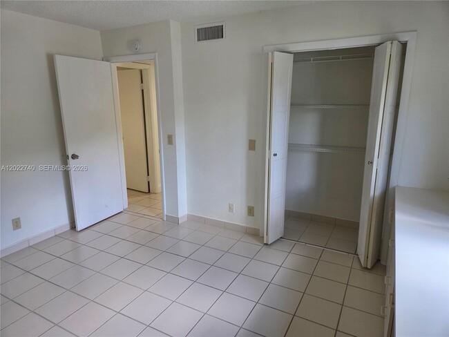 Building Photo - 413 Lakeview Dr