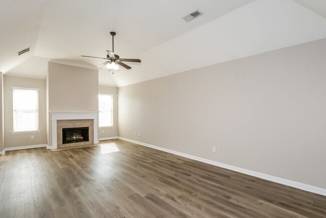 Building Photo - 40 Willow Springs Ln