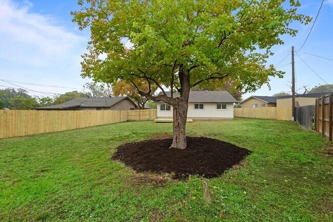 Building Photo - 902 Warrington Dr