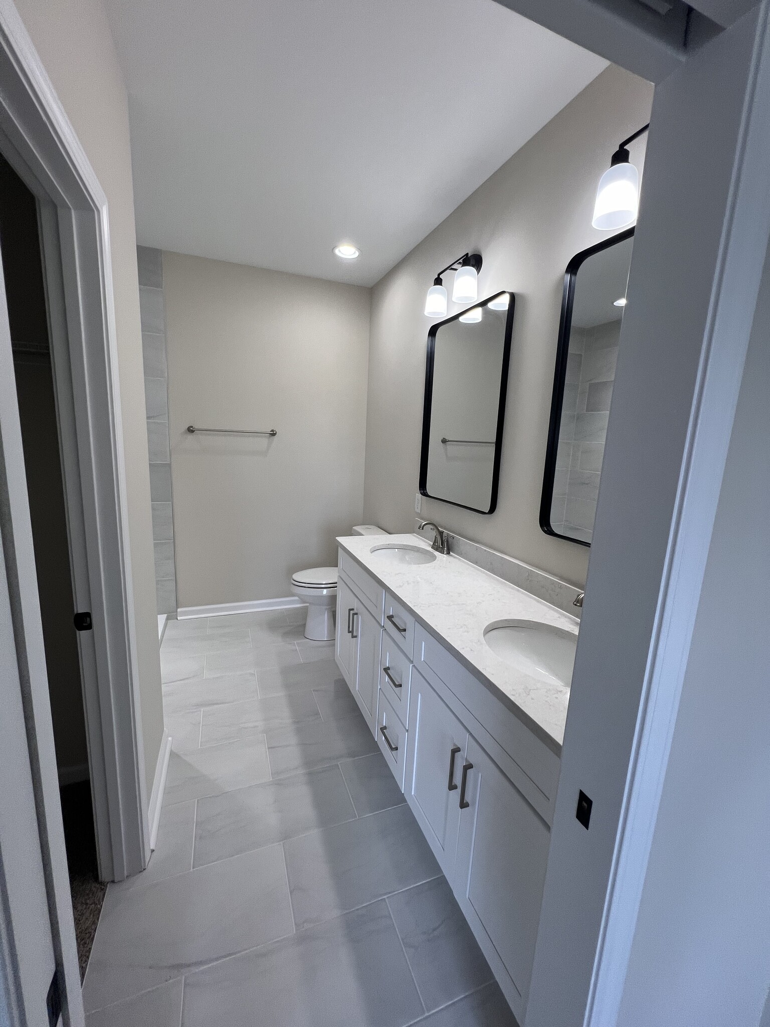 Building Photo - 1011 E 10th St