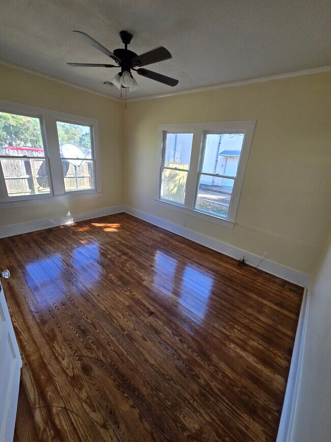 Building Photo - 116 Albert St