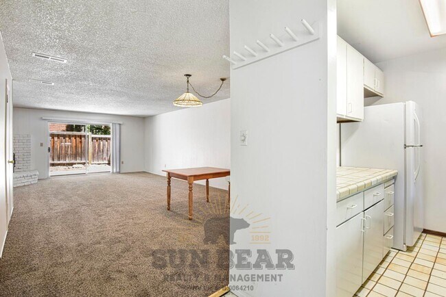 Building Photo - 3 Bedroom with a Yard!