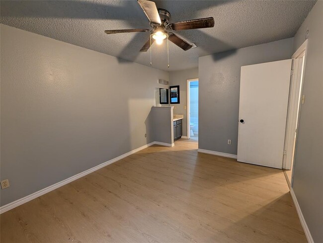 Building Photo - 613 Greenlawn Blvd