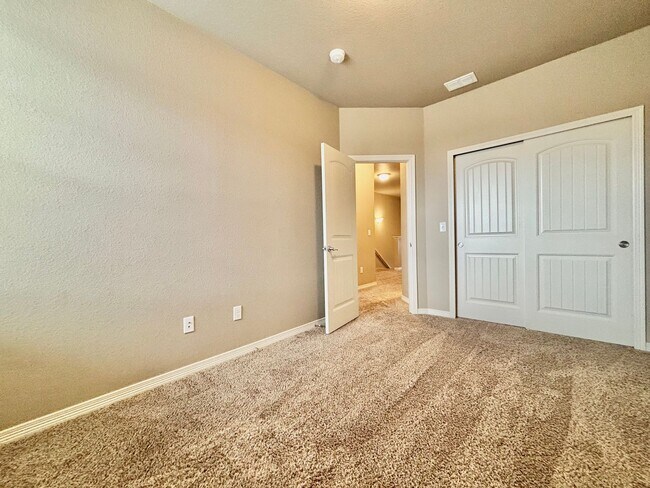 Building Photo - Beautiful 3 bed, 3 bath Townhome in West W...