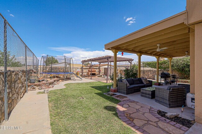 Building Photo - 3712 La Cuesta Dr
