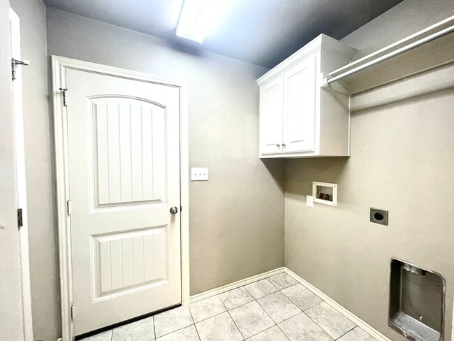 Building Photo - 3 bed 2 bath-Frenship ISD