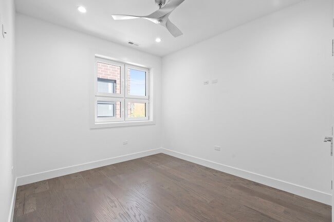 Building Photo - 3008 W Belmont Ave