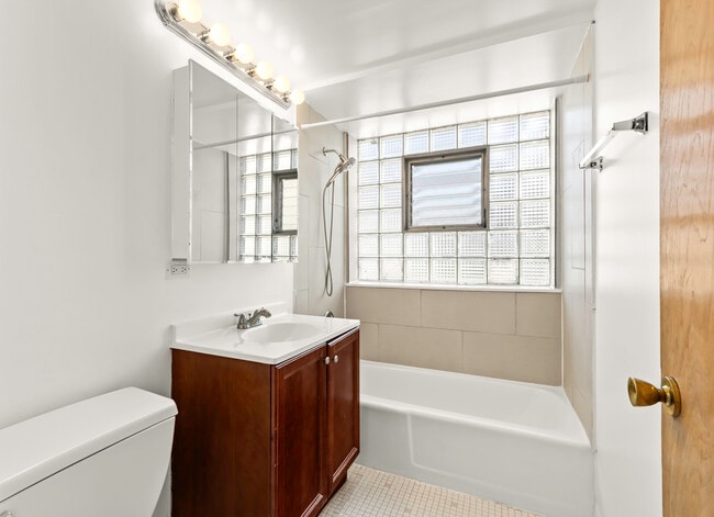 Building Photo - 6556 N Northwest Hwy