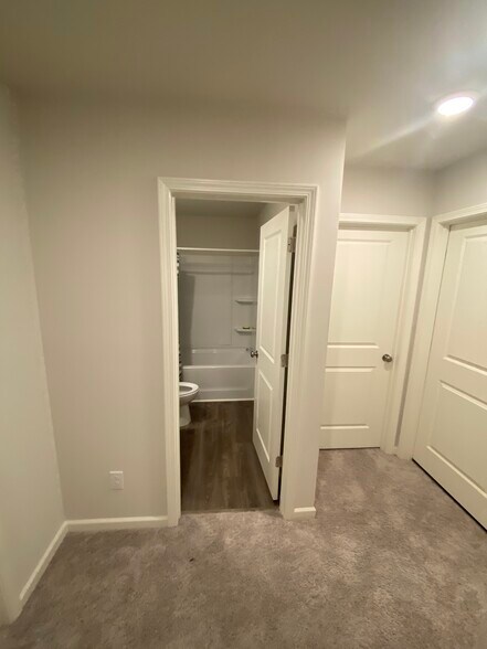 Building Photo - 427 Silo Ct