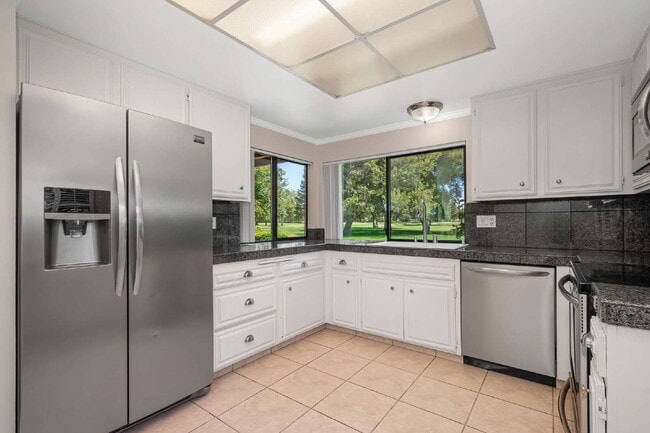 Building Photo - Fabulous condominium home on 6th Fairway of El Macero Country Club.