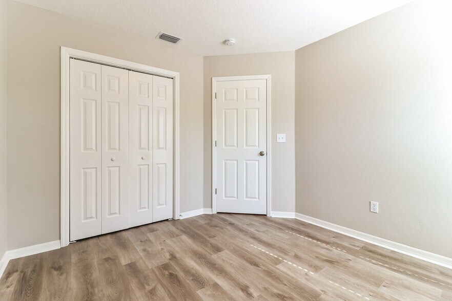 Building Photo - 3304 Pin Oak Ln