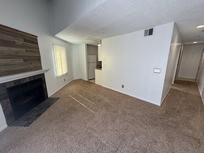 Building Photo - Gorgeous, 1 bedroom apartment with in-unit laundry, a fireplace, river and walking path.