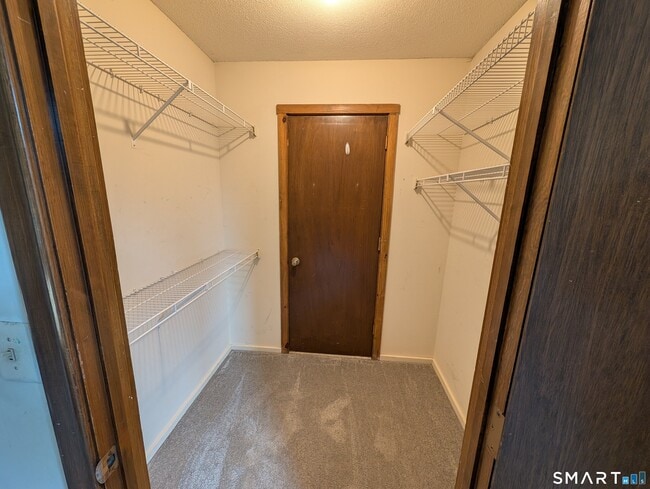 Building Photo - 17 Little Oak Ln