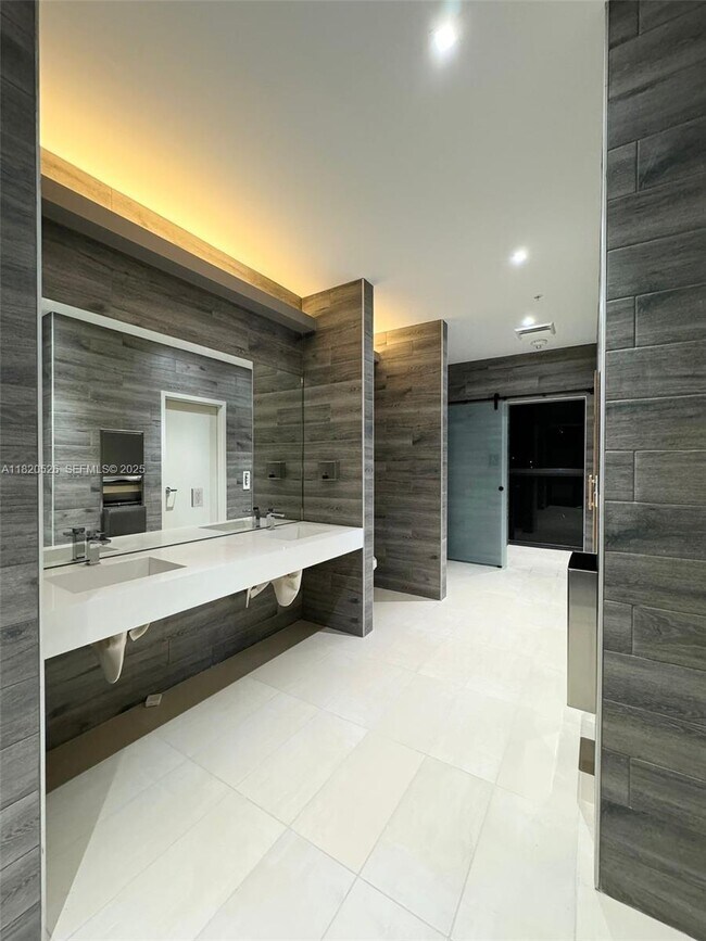 Building Photo - 1642 NE 1st Ave