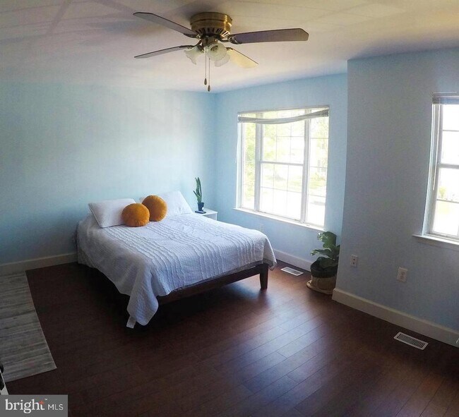 Building Photo - 8702 Village Green Ct