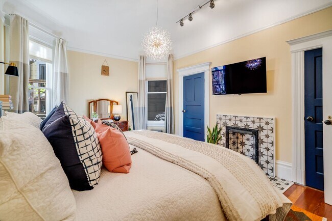 Building Photo - Cole Valley/Ashbury Heights: Remodeled Fla...
