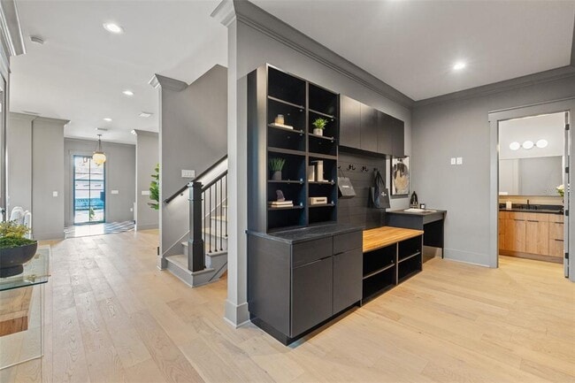 Building Photo - 807 W Park Ave