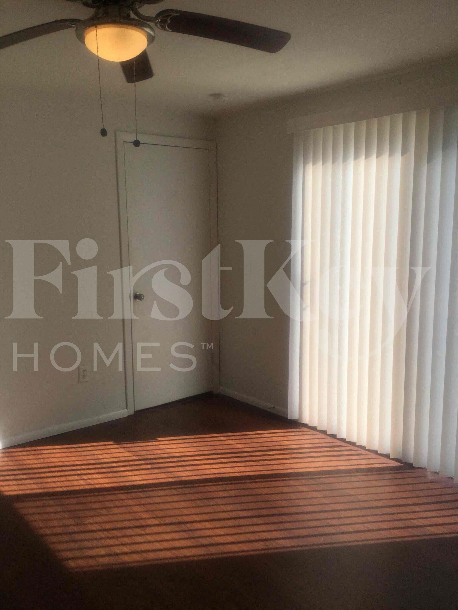 Building Photo - 305 NE Floresta Dr