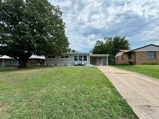 Building Photo - 1442 E Broadway St