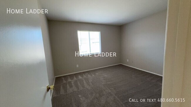 Building Photo - 3213 E Hartford Ave