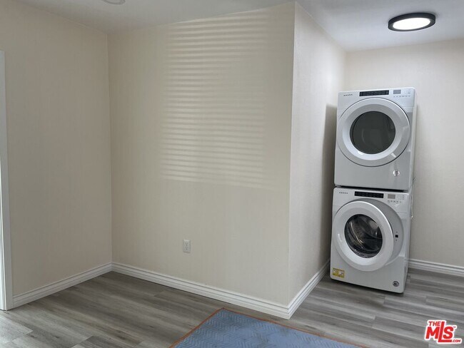 Building Photo - 4014 Verdugo View Dr