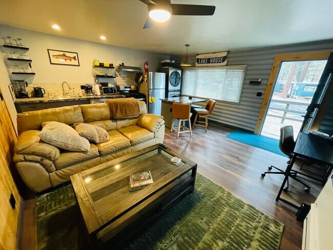 Building Photo - Fully Furnished 1 bed 1 bath unit availabl...