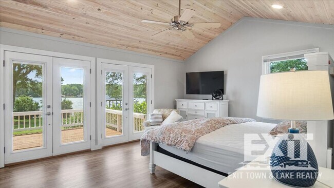 Building Photo - Gorgeous Waterfront Property with 4 Bedroo...