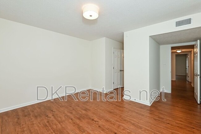 Building Photo - 201 Lenox Way NE