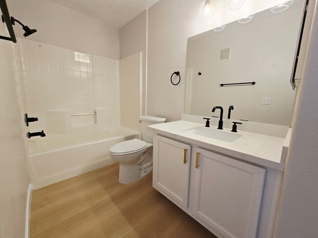 Building Photo - RENOVATED 2BD/2BA NEAR STRIP!