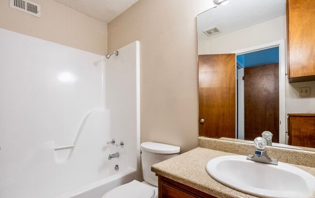 Building Photo - Immaculate 2 Bed, 2 Bath w/Loft Space!