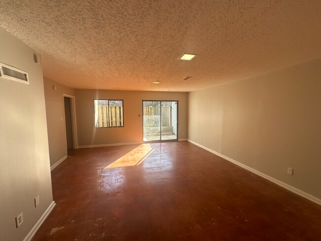 Building Photo - 4720 Walden Pond Dr