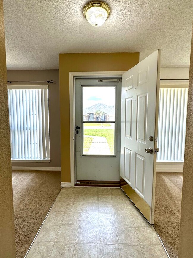 Building Photo - Spacious 3 bd/2 ba Open Floor Plan Home fo...