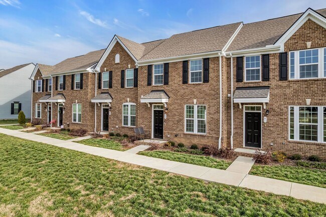 Building Photo - 3 BED 2.5 BATH TOWNHOME WALKING DISTANCE TO LEBANON SQUARE!