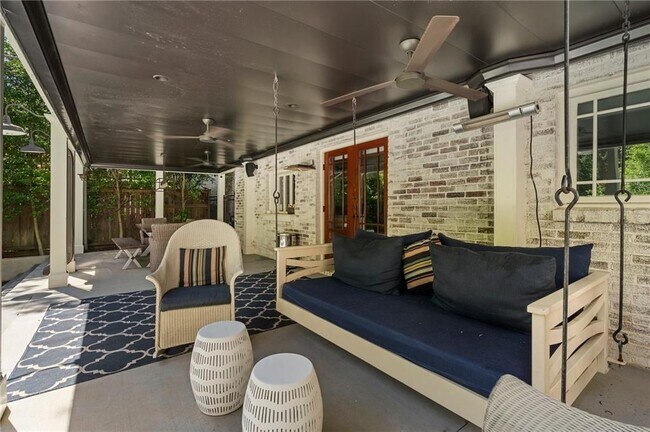 Building Photo - 663 Yorkshire Rd NE