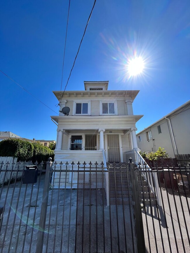 Building Photo - 1025-1027 E 17th Street