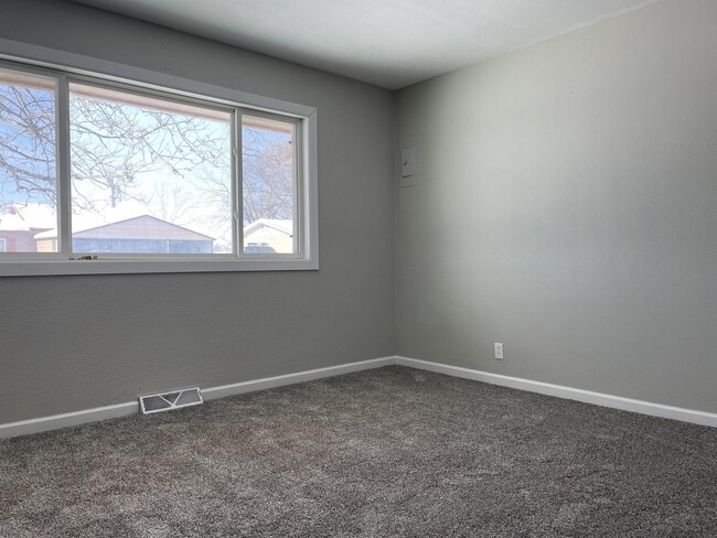 Building Photo - 600 Sara St