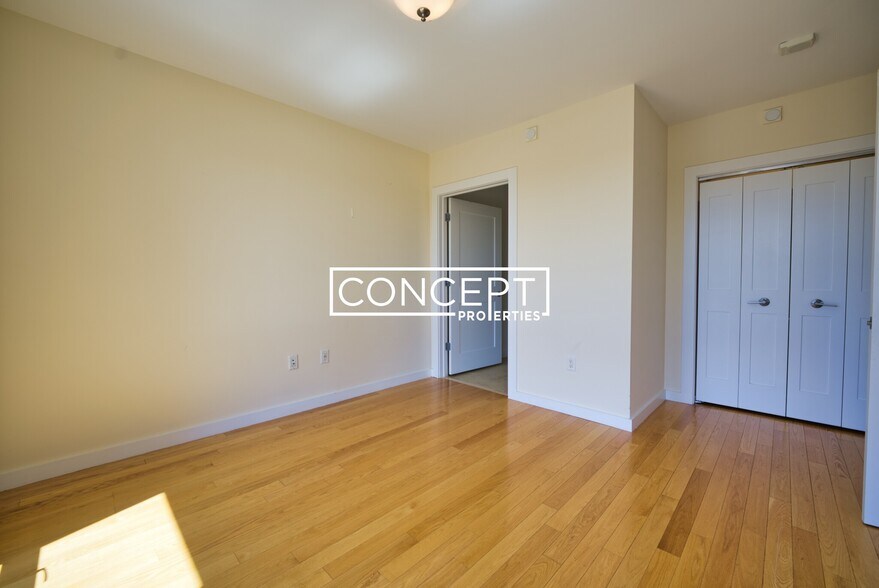 Building Photo - 5 Manor St