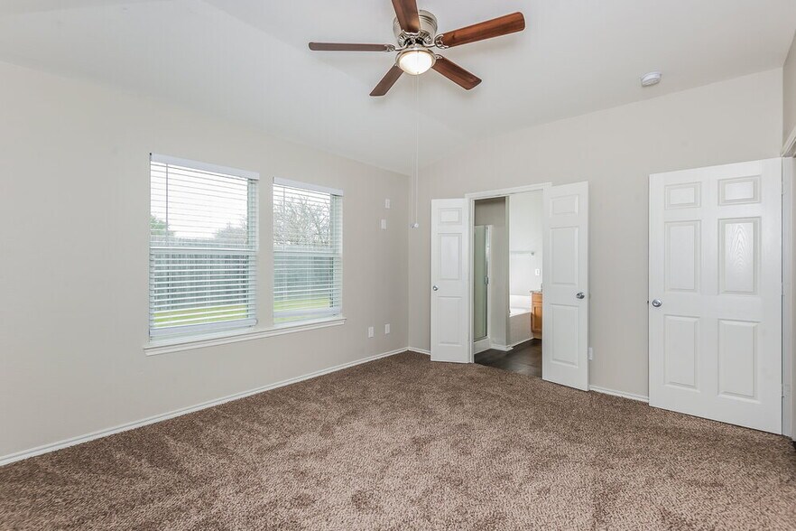 Building Photo - 3301 Royal Crest Dr