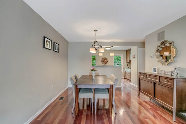 Building Photo - 2883 Sutton Oaks Ln