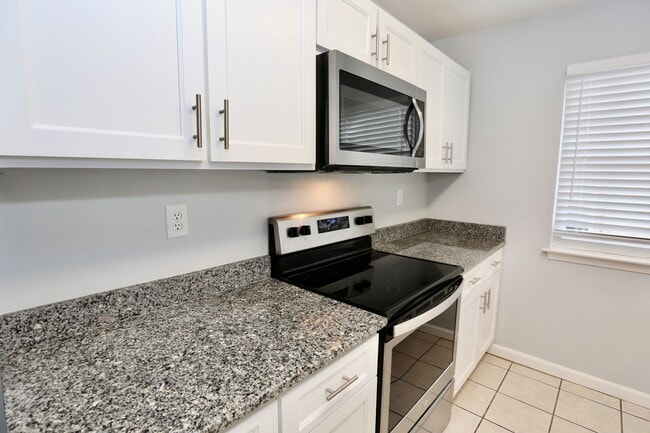 Building Photo - Ready 03-06-26! 2 Primary Suites! Near Little Creek, Dam Neck & Oceana Bases!