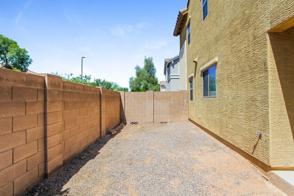 Building Photo - 2466 E Vermont Dr