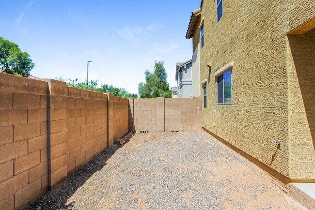 Building Photo - 2466 E Vermont Dr